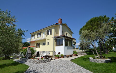 Dada: Himmel, Plante, Bygning, Vindue, Træ, Hus, Land Lot, Sommerhus, Græs, Vejbelægning