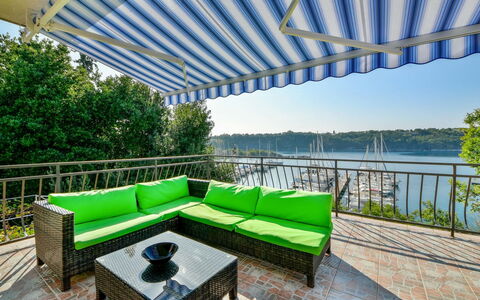 Krk Omišalj 110: Ejendom, Møbel, Plante, Vand, Couch, Bord, Skygge, Udendørs Møbler, Bygning, Studio Couch