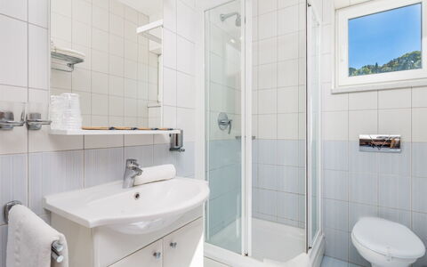 Rab Rab 304: Badeværelse, Ejendom, Værelse, Tap, Sanitærarmatur, Indretning, Ejendom, Arkitektur, Badeværelse Tilbehør, Flise