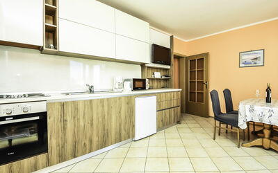 Nela 120.2: Cabinetry, Countertop, Møbel, Ejendom, Køkken, Komfur, Køkken Apparat, Træ, Stol, Indretning