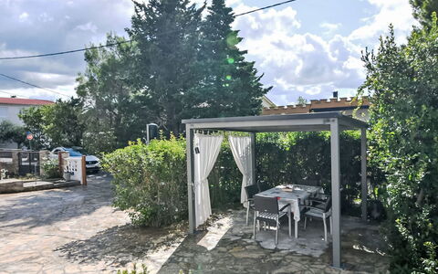 Marija: Skygge, Udendørs Struktur, Backyard, Stol, Have, Gård, Pergola, Blomsterkrukke, Udendørs Møbler, Gårdsplads