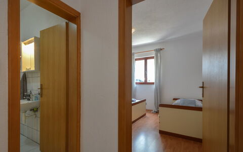 Novigrad (Zadar) 115: Bygning, Møbel, Træ, Hus, Indretning, Vindue, Komfort, Dør, Etage