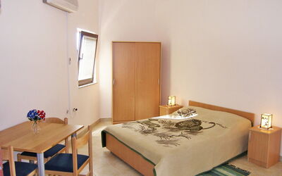 Pisak 121.2: Soveværelse, Værelse, Seng, Møbel, Ejendom, Indretning, Bed Frame, Sengetøj, Etage, Hus