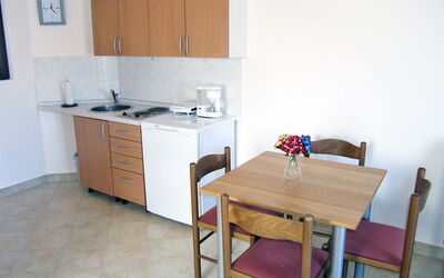 Pisak 121.1: Værelse, Møbel, Ejendom, Køkken, Etage, Bygning, Bord, Cabinetry, Hus, Indretning