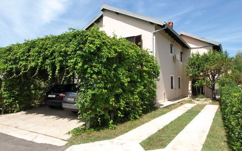 Marija: Ejendom, Hus, Boligområde, Ejendom, Bygning, Hjem, Kvarter, Land Lot, Træ, Busk