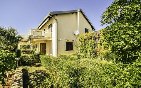 Marija: Plante, Himmel, Bygning, Vindue, Hus, Træ, Land Lot, Boligområde, Græs, Busk