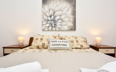 Vir 155: Soveværelse, Værelse, Seng, Hvid, Møbel, Væg, Ejendom, Indretning, Bed Frame, Sengebord