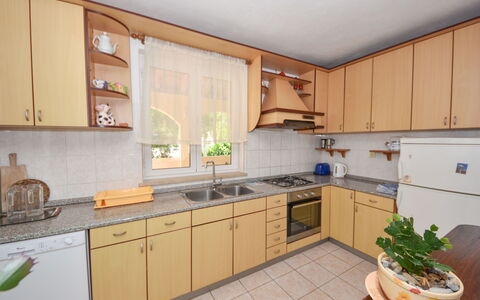 Cici: Countertop, Cabinetry, Møbel, Ejendom, Håndvask, Køkkenvask, Køkken, Bygning, Komfur, Plante