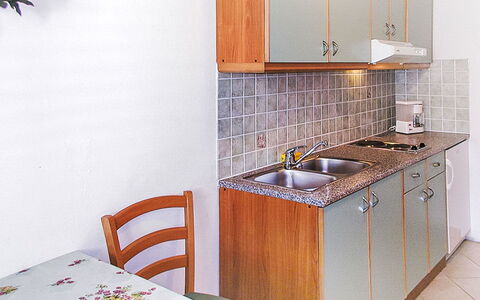 Ugljan Kali 130: Cabinetry, Møbel, Countertop, Hvid, Køkkenvask, Komfur, Håndvask, Køkken, Dug, Komfur
