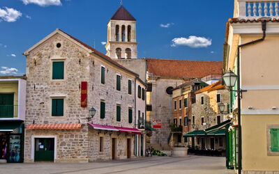 Vodice 160: Stad, Bygning, Kvarter, Ejendom, Arkitektur, Himmel, Milepæl, Menneskelig Bosættelse, Boligområde, Hus