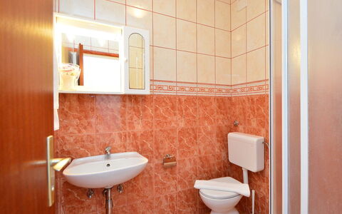 Rogoznica Ražanj 510: Badeværelse, Ejendom, Værelse, Indretning, Væg, Sanitærarmatur, Flise, Orange, Arkitektur, Toilet