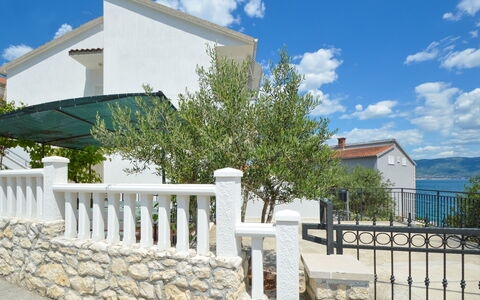 Trogir Slatine 165: Sky, Himmel, Bygning, Ejendom, Plante, Azure, Hus, Hegn, Træ, Land Lot