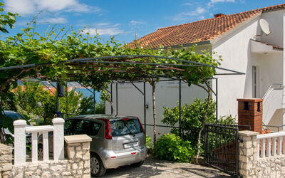 Trogir Slatine 165: Sky, Plante, Himmel, Bygning, Ejendom, Bil, Blå, Køretøj, Vejbelægning