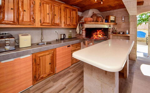Trogir Okrug Gornji 330: Countertop, Cabinetry, Ejendom, Møbel, Bygning, Køkken, Køkken Apparat, Træ, Komfur, Indretning