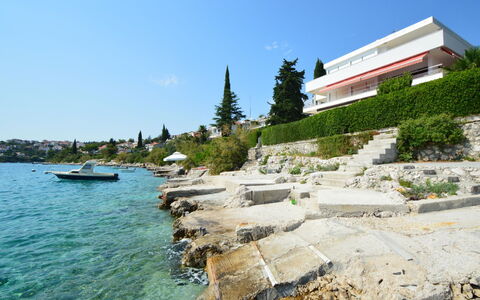 Bila Kuća: Vand, Himmel, Daytime, Plante, Azure, Bygning, Træ, Naturlige Landskab, Coastal Og Oceaniske Landskabsformer, Bank