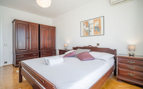 Bila Kuća: Soveværelse, Møbel, Seng, Værelse, Ejendom, Sengetøj, Bed Frame, Etage, Hårdttræ, Sengetøj