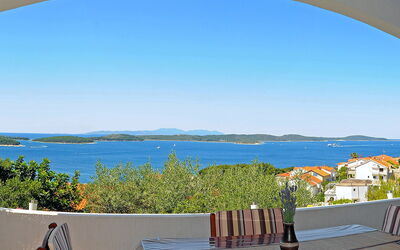 Hvar Hvar 100: Ejendom, Himmel, Blå, Azure, Ejendom, Værelse, Hus, Hav, Ferie, Ocean