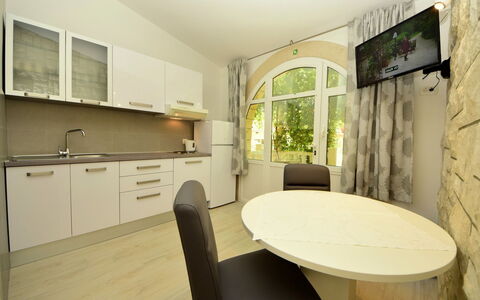 Orebić Viganj 100: Møbel, Cabinetry, Ejendom, Bord, Countertop, Stol, Bygning, Træ, Skuffe