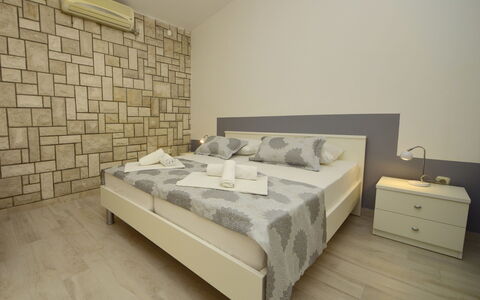 Orebić Viganj 100: Bygning, Ejendom, Møbel, Cabinetry, Komfort, Skuffe, Textile, Træ, Bed Frame, Kommode