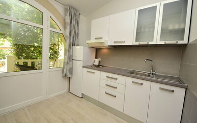 Moreška 100.2: Cabinetry, Countertop, Ejendom, Håndvask, Køkkenvask, Skuffe, Bygning, Komfur, Tap, Køkken