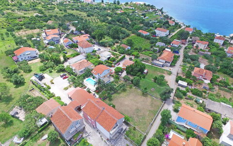 Balota: Vand, Ejendom, Bygning, Plante, Hus, Vegetationen, Træ, Urban Design, Land Lot, Naturlige Landskab