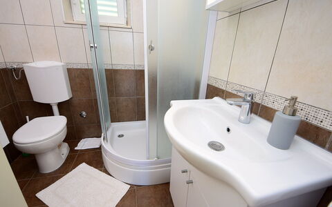 Katica: Badeværelse, Ejendom, Toilet, Værelse, Sanitærarmatur, Væg, Toiletbræt, Etage, Flise, Indretning