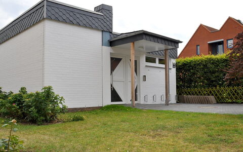 Rosengrund: Plante, Bygning, Ejendom, Vindue, Himmel, Hus, Land Lot, Træ, Græs, Sommerhus