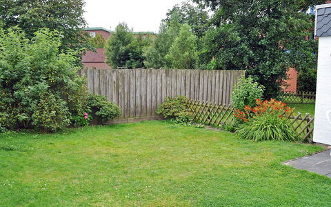 Rosengrund: Gård, Græs, Ejendom, Lawn, Have, Land Lot, Backyard, Hegn, Træ, Væg