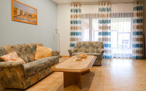Windrose: Couch, Møbel, Ejendom, Bord, Billedramme, Træ, Studio Couch, Komfort, Indretning, Stue