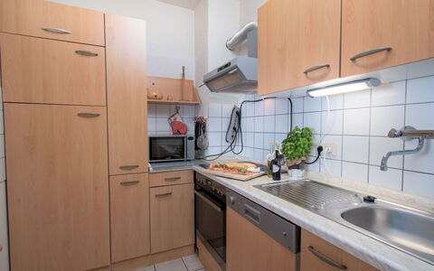 Norddeich 361: Køkkenvask, Tap, Cabinetry, Håndvask, Ejendom, Countertop, Sanitærarmatur, Indretning, Træ, Køkken