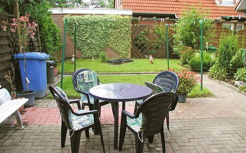 Schonerweg: Ejendom, Gård, Backyard, Hus, Have, Gårdhave, Udendørs Bord, Sommerhus, Bord, Møbel