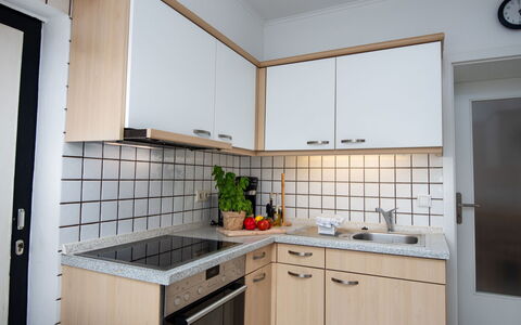 Seefalke: Håndvask, Køkkenvask, Cabinetry, Ejendom, Countertop, Bygning, Tap, Indretning, Køkken, Komfur