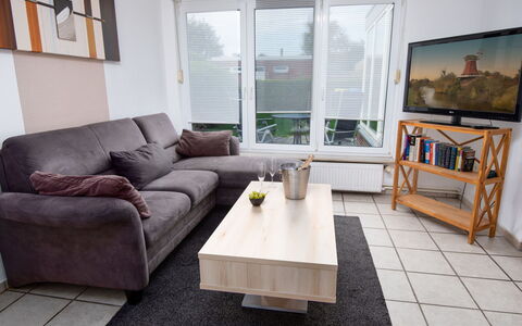 Seefalke: Bord, Couch, Ejendom, Billedramme, Møbel, Window Blind, Træ, Studio Couch, Stue, Indretning