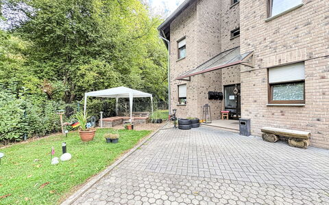Adenau 160: Indkørsel, Have, Flise, Mursten, Gård, Cykel, Landscaping, Backyard