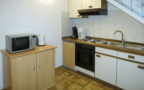 Dreser: Cabinetry, Countertop, Håndvask, Køkkenvask, Ejendom, Tap, Komfur, Køkken Apparat, Træ, Køkken