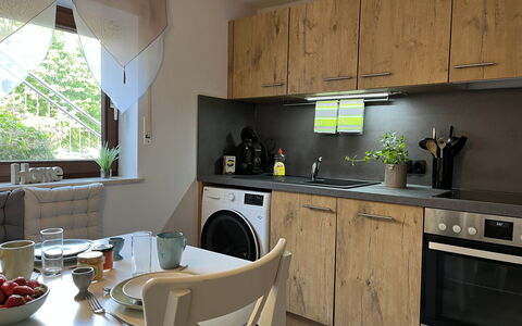 Hartmann im Odenwald: Cabinetry, Ejendom, Countertop, Køkkenvask, Komfur, Håndvask, Indretning, Køkken Apparat, Træ, Vindue