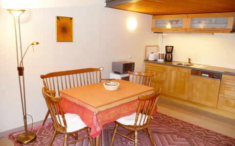 Rosengarten: Bord, Møbel, Ejendom, Cabinetry, Stol, Billedramme, Bordservice, Træ, Belysning, Indretning