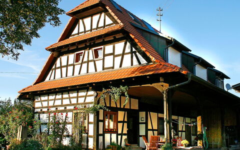Ichenheim 120: Himmel, Plante, Bygning, Vindue, Skygge, Træ, Sommerhus, Træ, Tag, Facade