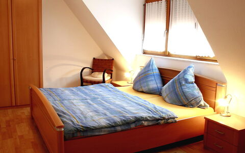 Ichenheim 120: Møbel, Bygning, Komfort, Azure, Textile, Træ, Belysning, Indretning, Bed Frame, Lampe