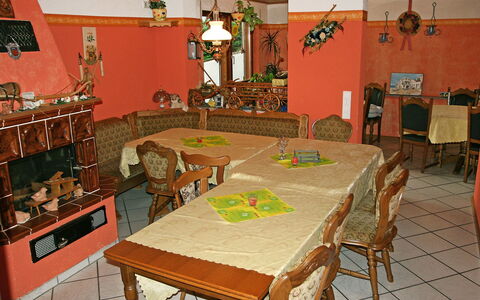 Pension Himmelsbach: Bord, Møbel, Stol, Stueplante, Belysning, Indretning, Bygning, Plante, Dekoration, Stue