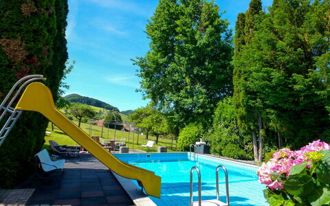 Pension Himmelsbach: Vand, Plante, Blomst, Himmel, Grøn, Botanik, Natur, Azure, Træ, Svømmepøl