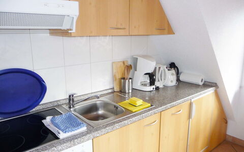 Schiltach 100: Ejendom, Værelse, Countertop, Køkken, Køkkenvask, Håndvask, Cabinetry, Gul, Møbel, Hus