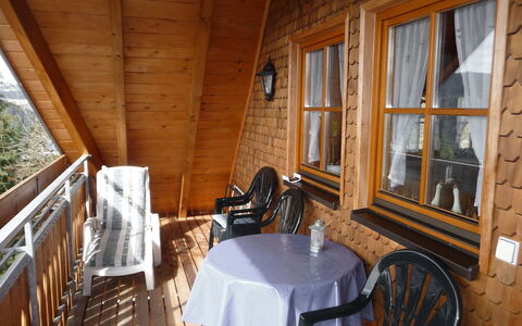 Schiltach 100: Værelse, Ejendom, Bygning, Bjælkehytte, Veranda, Træ, Hus, Ejendom, Møbel, Hjem