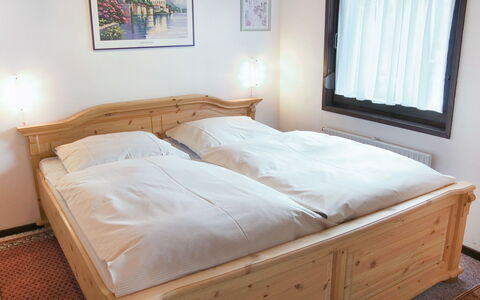 Tennenbronn 100: Møbel, Komfort, Træ, Bygning, Textile, Bed Frame, Indretning, Seng, Vindue