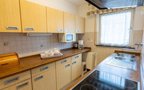 Romeo: Køkkenvask, Cabinetry, Countertop, Håndvask, Ejendom, Bygning, Tap, Køkken, Komfur, Sanitærarmatur
