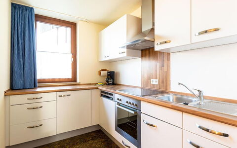 Immenstaad 230: Countertop, Cabinetry, Køkkenvask, Bygning, Vindue, Håndvask, Køkken, Blå, Skuffe, Komfur