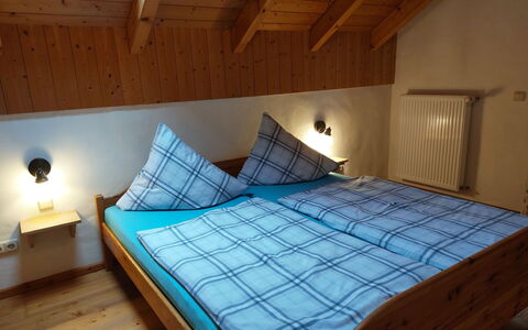 Waldhaus: Bygning, Møbel, Komfort, Vindue, Træ, Bed Frame, Hus, Textile, Indretning, Etage