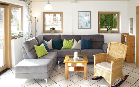 Fischer: Couch, Møbel, Bord, Vindue, Billedramme, Stue, Belysning, Indretning, Skygge, Studio Couch