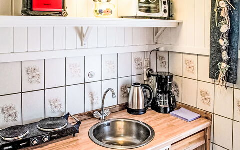 Güstrower Chaussee: Køkken, Køkken Apparat, Indretning, Countertop, Gulvbelægning, Større Bandage, Cabinetry, Værelse, Komfur, Husholdningsapparat