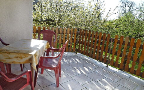 Zerna: Ejendom, Værelse, Ejendom, Stol, Bygning, Møbel, Hus, Landscaping, Backyard, Gårdhave